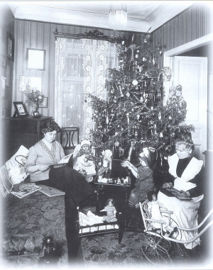 Фото 1912 г. К. Булла. Девочка с матерью и няней у наряженной к Рождеству ёлки. 